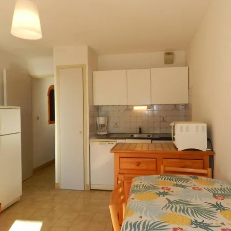 Charmant 2 Pieces Avec Terrasse, Parking Privatif, A 800m De La Plage Et Commerces, - Fr-1-251-783 * Le Lavandou
