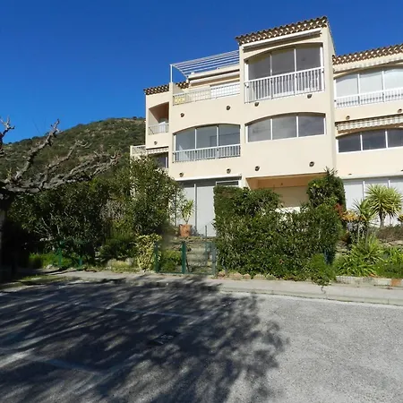 Charmant 2 Pieces Avec Terrasse, Parking Privatif, A 800m De La Plage Et Commerces, - Fr-1-251-783 * Le Lavandou
